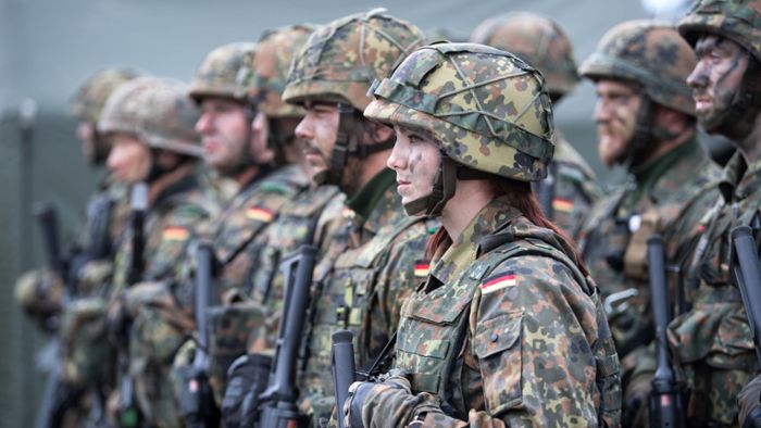 Bundeswehr: Wehrpflicht auch für Frauen?
