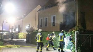 Feuer in Hedelfingen: Flammen greifen von Balkon auf Gebäude  über