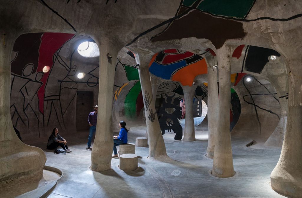 Der Kunstraum entstand in Zusammenarbeit mit dem Maler und Bildhauer Maqbul Fia Husain.