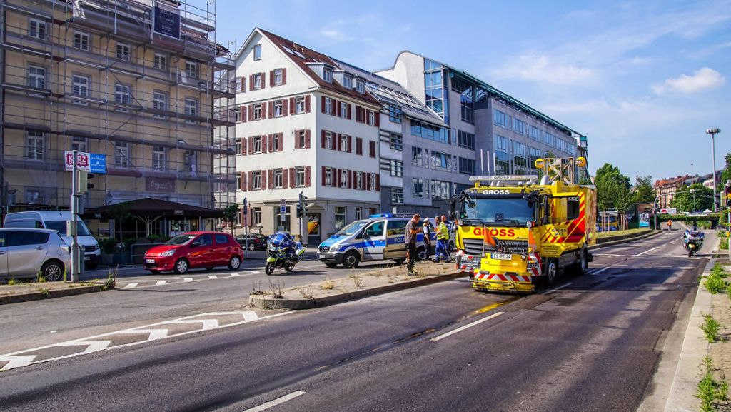 Stauchaos in Stuttgart: Schmierstoffe auf der B 14: Auch am Abend staut sich der Verkehr