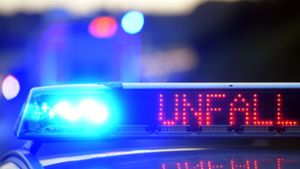 Unfall bei Laichingen: Auto kracht in Verkehrszeichen – Polizei warnt vor Sommerreifen