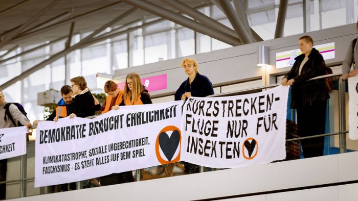 Klima-Demos: Letzte Generation  protestiert  am Stuttgarter Flughafen