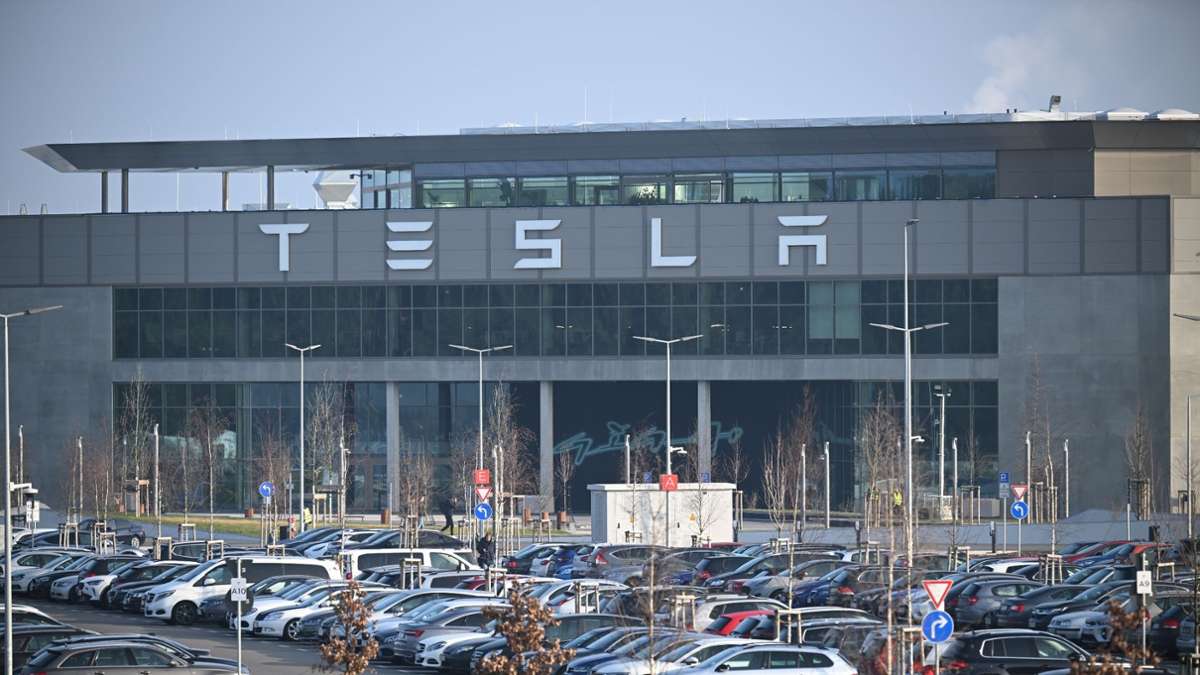 Autofabrik: Tesla wählt Betriebsrat - IG Metall will Tarifvertrag