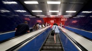 Dreiste Diebe bestehlen Reisende auf Rolltreppen – Polizei warnt vor Tricks