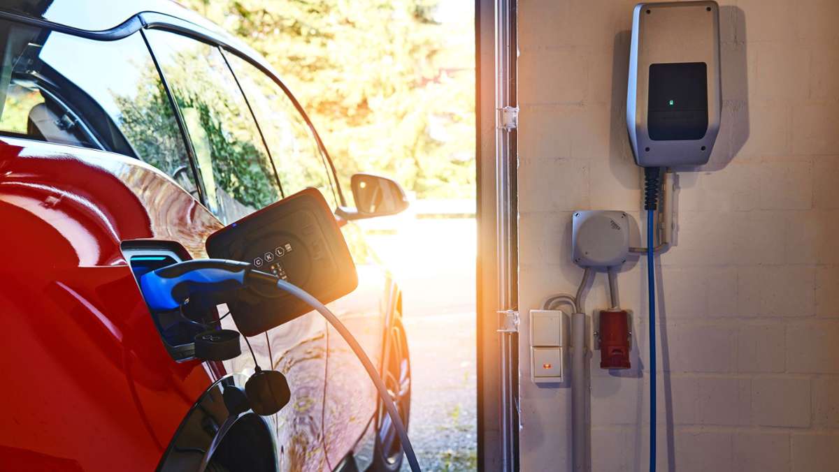 Elektriker warnen: Warum E-Autos nicht  an die Steckdose gehören