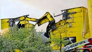 Großbrand bei Dusyma in Schorndorf: Auch am Morgen danach läuft der Einsatz noch