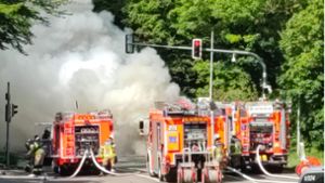 Linienbus geht während  der Fahrt in  Flammen auf