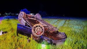 Unfall bei Nürtingen: Auto überschlägt sich auf B 313 – zwei Schwerverletzte