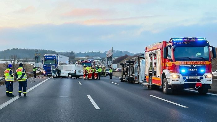 Schwerer Unfall bei Rutesheim: Vier Verletzte und langer Stau auf A8 - Gaffer behindern Unfallaufnahme