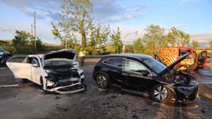 Schwerer Unfall in Bad Cannstatt: Drei Verletzte nach Zusammenstoß zweier Autos