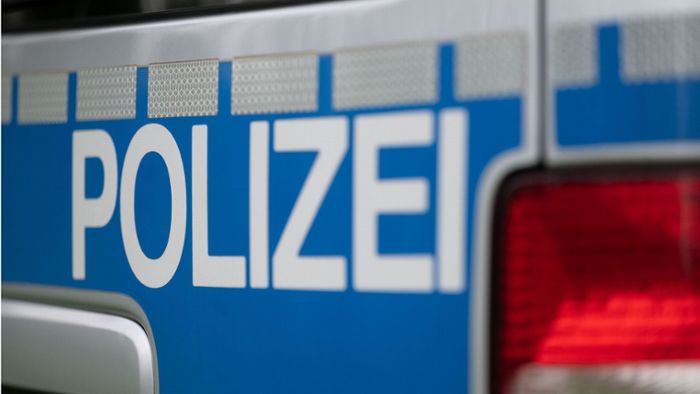 Stuttgarter Polizei sucht Zeugen: Autofahrerin zwingt Stadtbahn zur Notbremsung – zwei Frauen verletzt