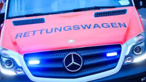 Unfall in Esslingen: Motorrollerfahrer stürzt wegen ausparkendem Auto – verletzt in Klinik
