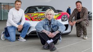 Künstler Alexander Höller in Stuttgart: Richy Müller bewundert Kunst des Shootingstars auf einem  Porsche 918