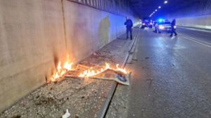 Feuerwehreinsatz in Neugereut: Brennende Gegenstände fallen von Decke – Tunnel kurzzeitig gesperrt