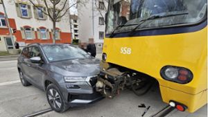 Stadtbahnunfall in Untertürkheim: Auto kollidiert beim Abbiegen mit U13 – Fahrgast in Stadtbahn verletzt
