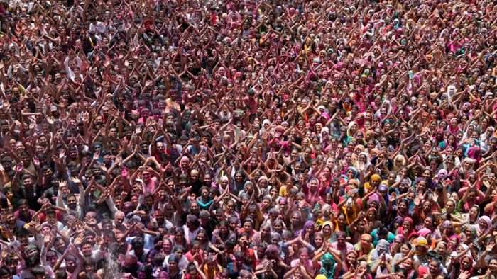 Farbe, Cannabis und schlagende Frauen: Indien feiert Holi