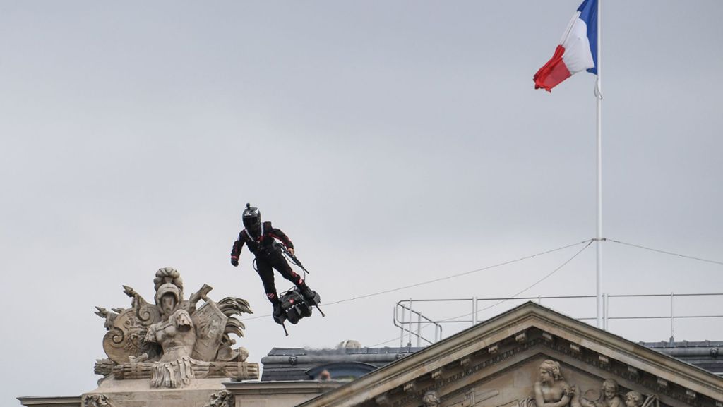 Militärparade in Paris: „Raketenmann“ kreist über Merkel und Macron