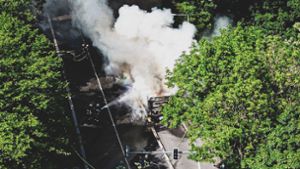 Drohnenvideo zeigt Feuer und Rauchsäule über Linienbus