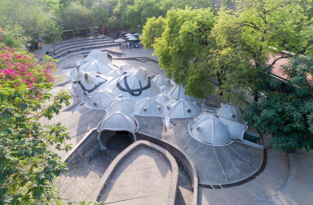 Der Kunstraum Amdavad Ni Gufa auf dem Gelände der Architekturschule in Ahmedabad – ein Raumerlebnis, das Architekturprinzipien wie Funktion, Raum und Struktur in Frage stellt.