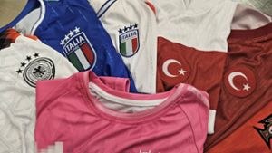 Zoll am Stuttgarter Flughafen: Hunderte mutmaßlich gefälschte Fan-Produkte der Fußball-EM entdeckt