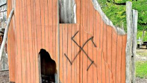 Nazi-Schmiererei auf Gebersheimer Spielplatz: Hakenkreuz an Kletterwand gesprüht
