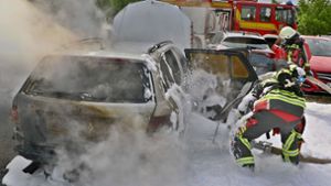 Mercedes brennt lichterloh – und beschädigt Skoda
