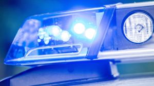 Polizei in Eislingen sucht Zeugen: VW-Fahrer baut bei Flucht vor Polizei Unfall und flüchtet zu Fuß