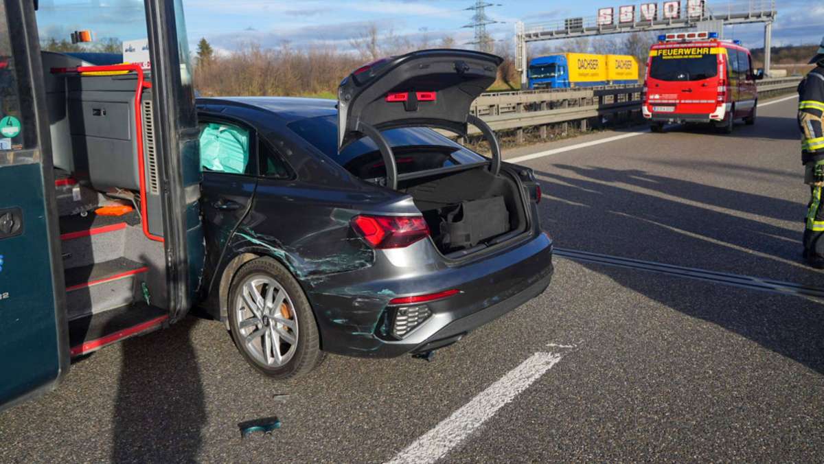 Vollsperrung auf der A8 bei Wendlingen: Auto, Bus und Lastwagen kollidieren