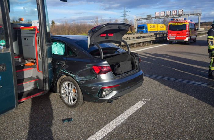 Vollsperrung auf der A8 bei Wendlingen: Auto, Bus und Lastwagen kollidieren