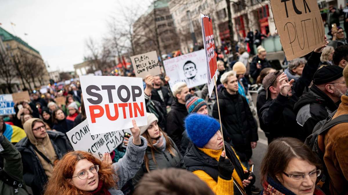 Russland: „Putin ist der Täter“: Bundestag beklagt Nawalnys Tod