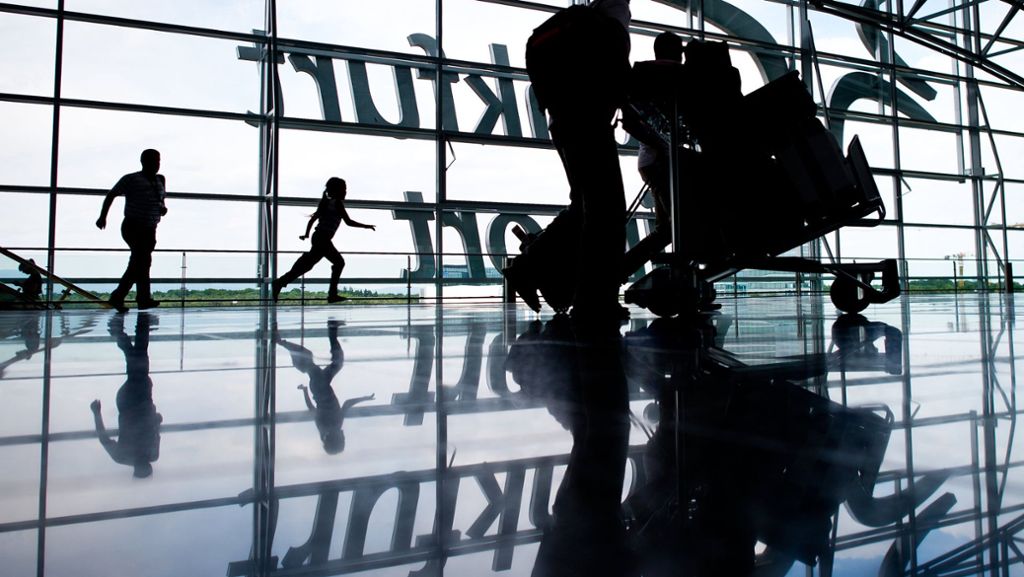 Warnstreik am Frankfurter Flughafen: Fraport rät Fluggästen zum Umplanen
