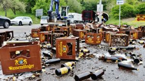 Unfall auf Landesstraße bei Murr: Lkw verliert beim Abbiegen etliche Bierkisten