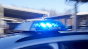 Stuttgarter Polizei sucht Zeugen: Auto touchiert Fahrrad – Radfahrer verletzt, Verursacher flüchtet