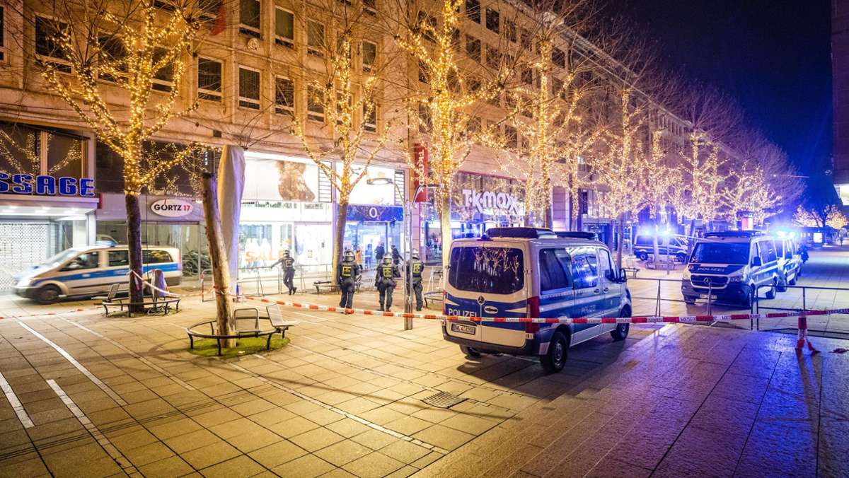 Schlossplatz in Stuttgart: Auseinandersetzungen zwischen Polizei und Partygängern in der City