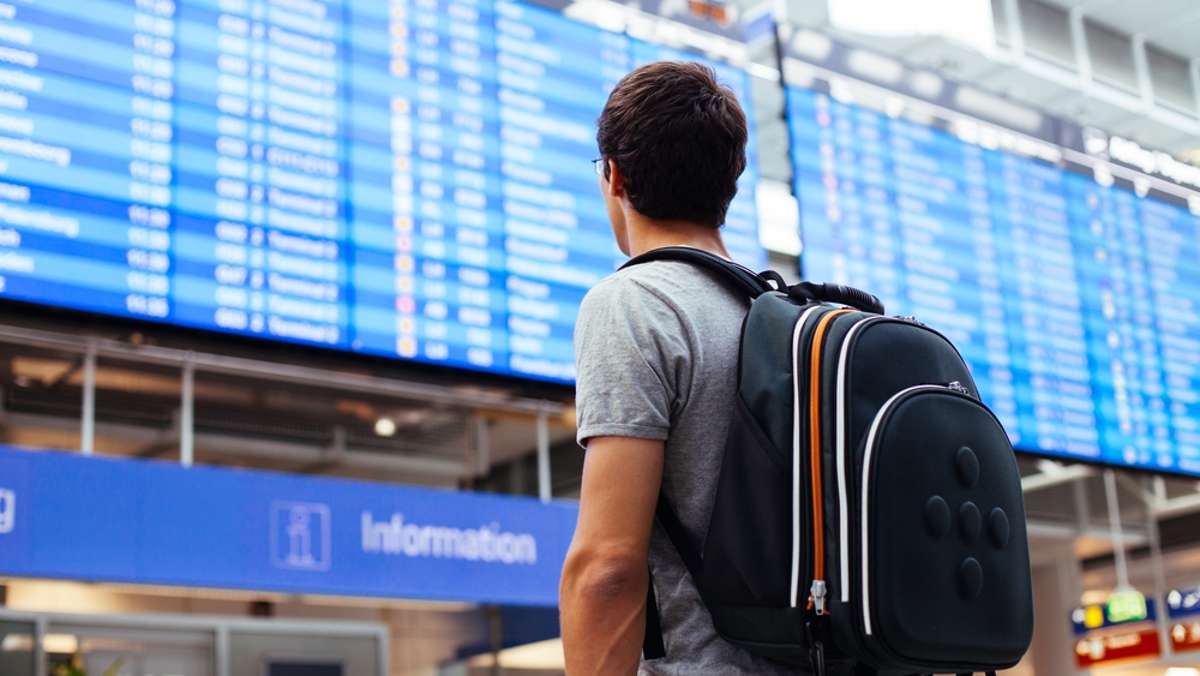 Wann sollte man vor Abflug am Flughafen sein?