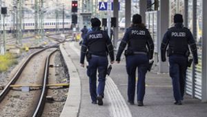 Drei Einsatzkräfte in Stuttgart attackiert: Fahrgast spuckt Polizisten an