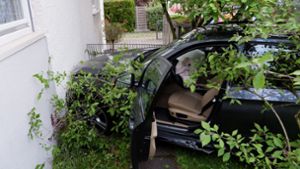 Unfall in Stuttgart-Stammheim: Auto außer Kontrolle rammt Hauswand
