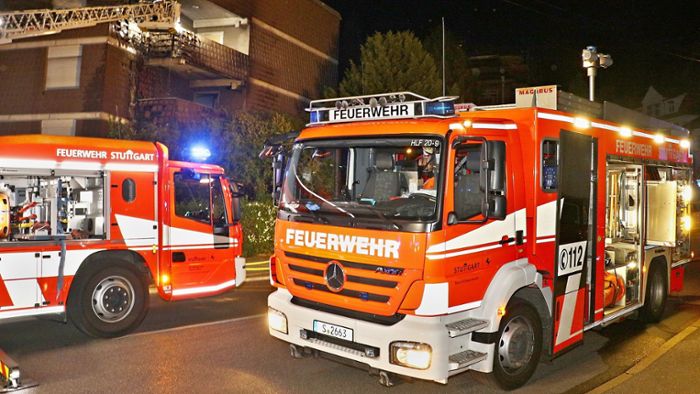 Feuerwehreinsatz in Stuttgart-Nord: Verpuffung auf brennendem Balkon  – eine Person verletzt