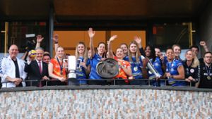 Allianz MTV Stuttgart: Die Volleyballerinnen feiern auf dem Rathausbalkon
