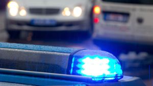 Unfall in Schwieberdingen: Autofahrerin kracht in Wasserleitung –  drei Meter hohe Fontäne