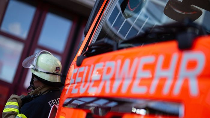 Feuerwehreinsatz in Stuttgart-Möhringen: Gasgrill geht in Flammen auf – Mann bei Löschversuch verletzt