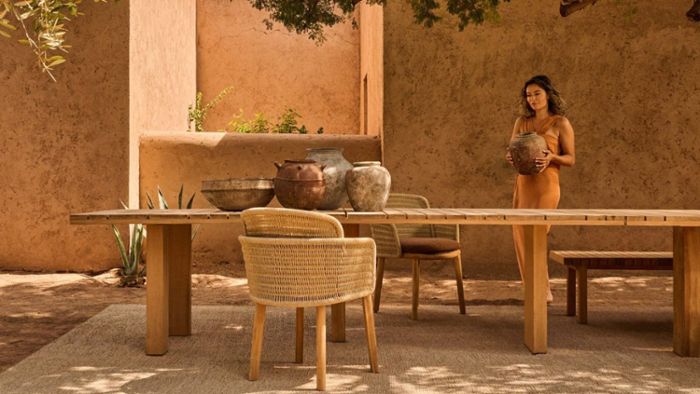 Natural Beauty: Die neue Kollektion „Suro“ von Tribù vereint die Schönheit von minimalistischen Teakholz-Tischen mit sanft geschwungenen Sesseln aus geflochtenem Seilgewebe.