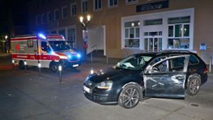 Unfall in Stuttgart-Weilimdorf: Auto kracht gegen Laternenmast